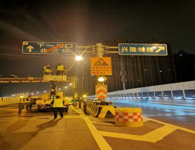 葫芦岛郑州市北三环彩虹桥交通标志牌安装现场